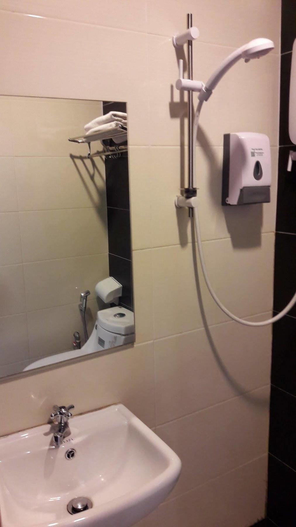 One Point Hotel Кучинг Экстерьер фото