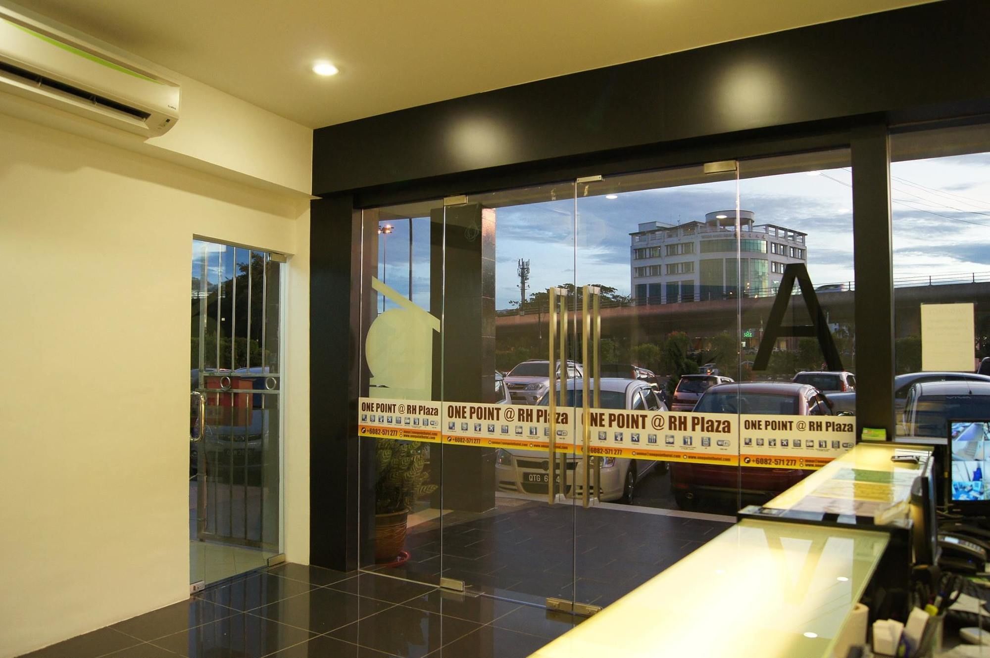 One Point Hotel Кучинг Экстерьер фото